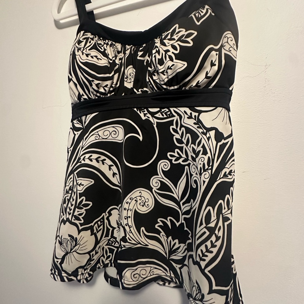 Elegant Black and White Floral Swim Tankini